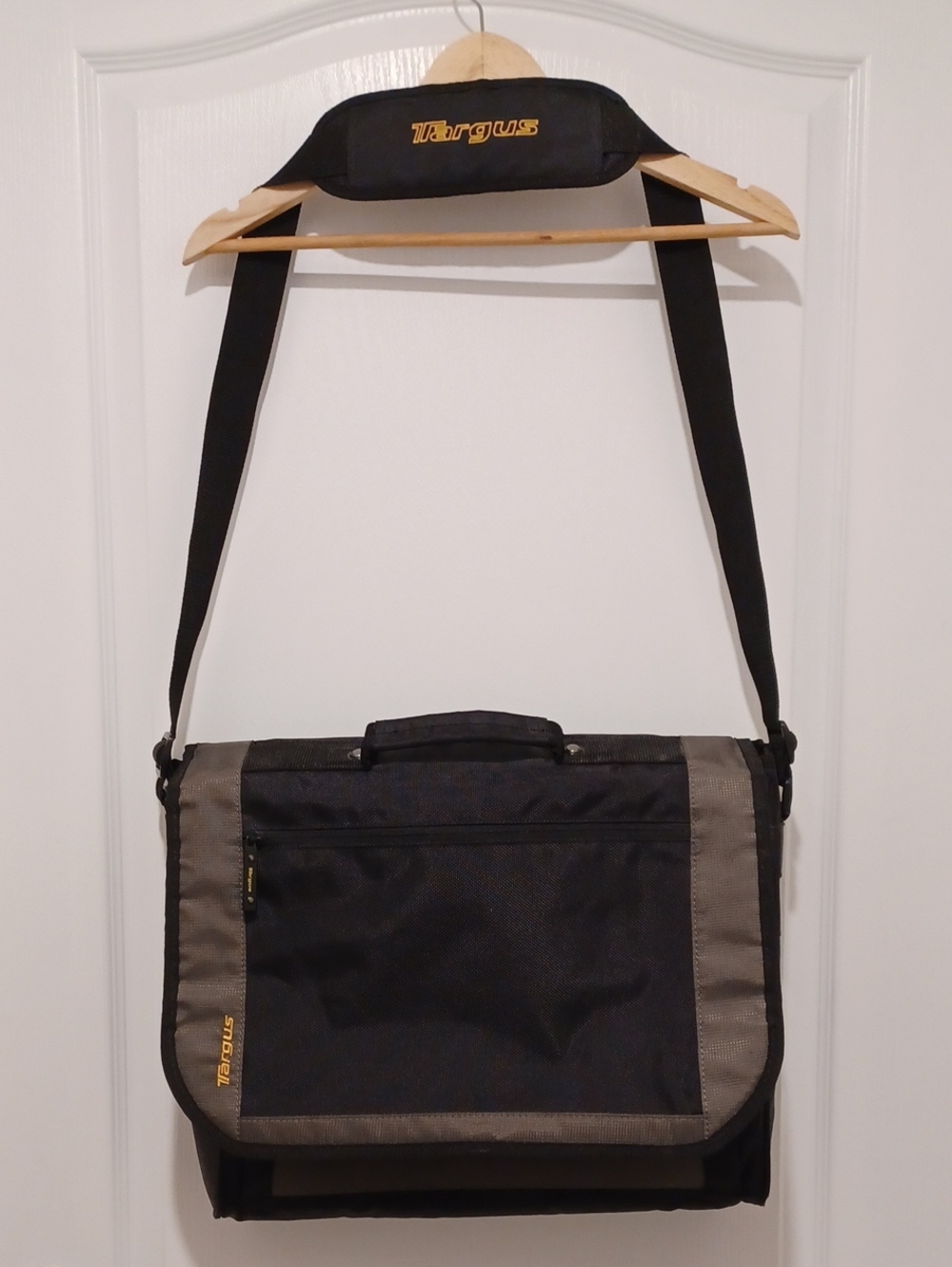 Targus Black and Gray Messenger Laptop Bag for Men